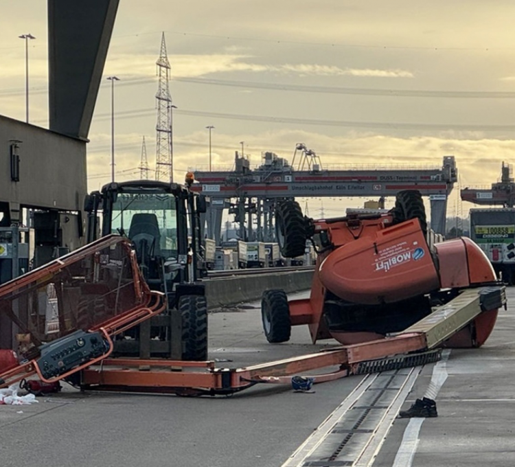 科隆集裝箱堆場雙人墜亡事故